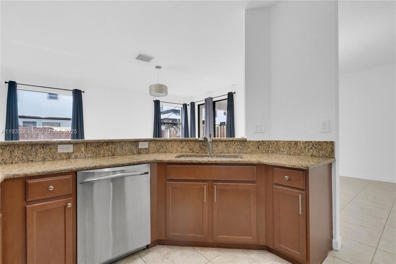 11228 Sw 239th St - Photo 6 of 8