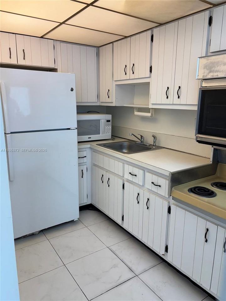 1470 Ne 125th Ter #705 - Photo 6 of 8