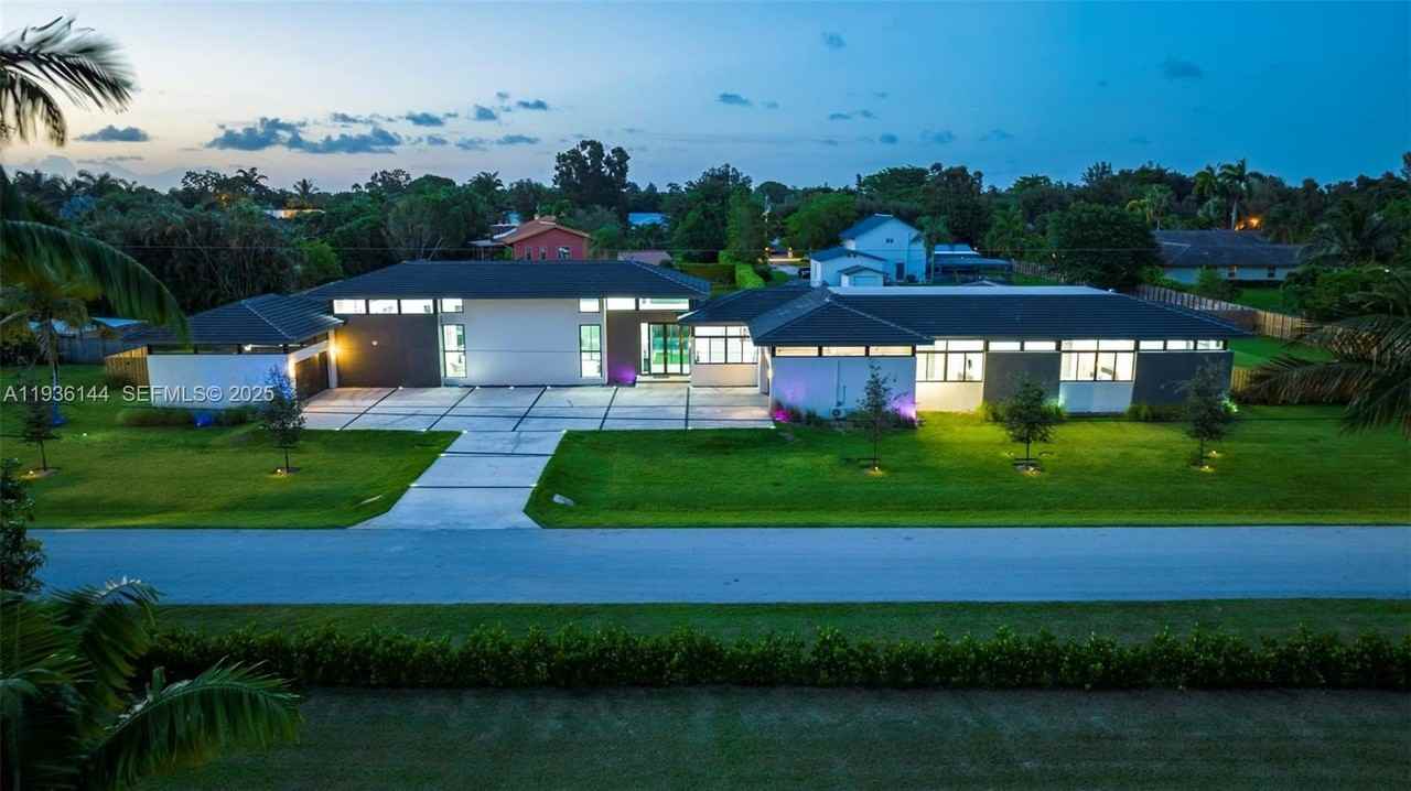 11911 Nw 2nd St - Photo 4 of 50