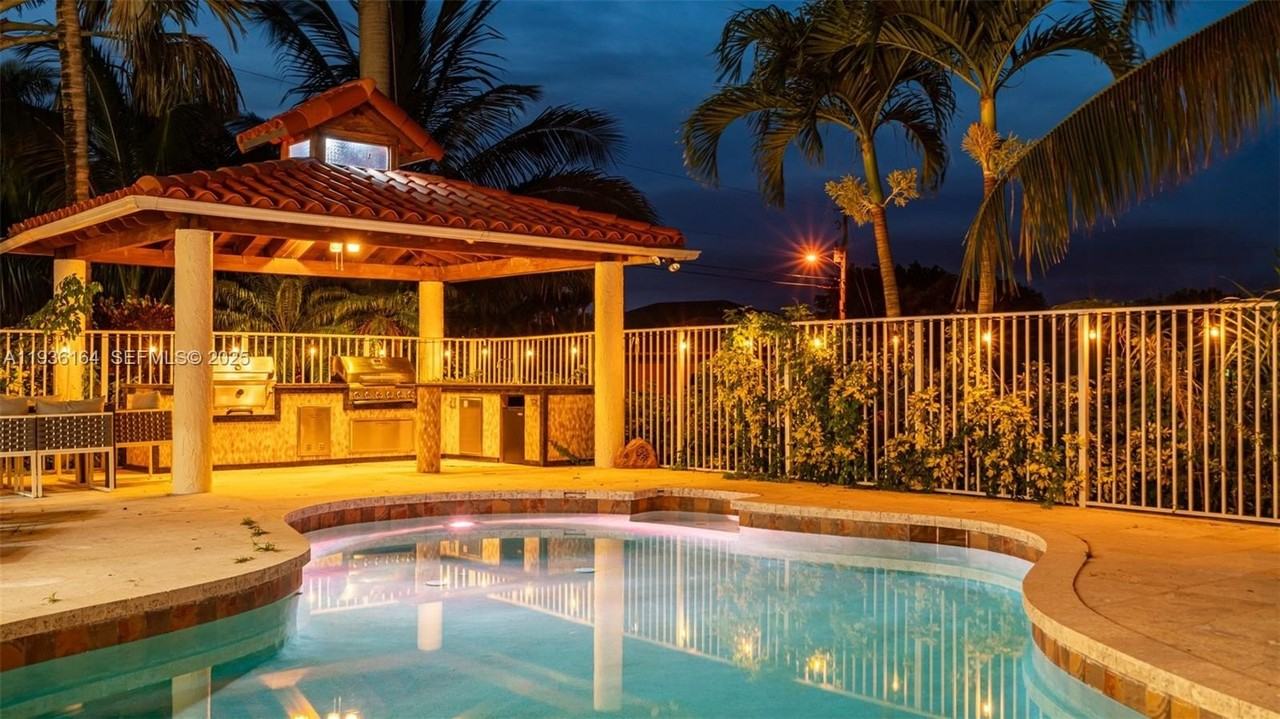 1430 Nw 114th Ave - Photo 6 of 50