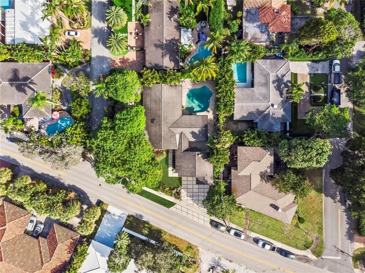 2132 Middle River Dr - Photo 5 of 50