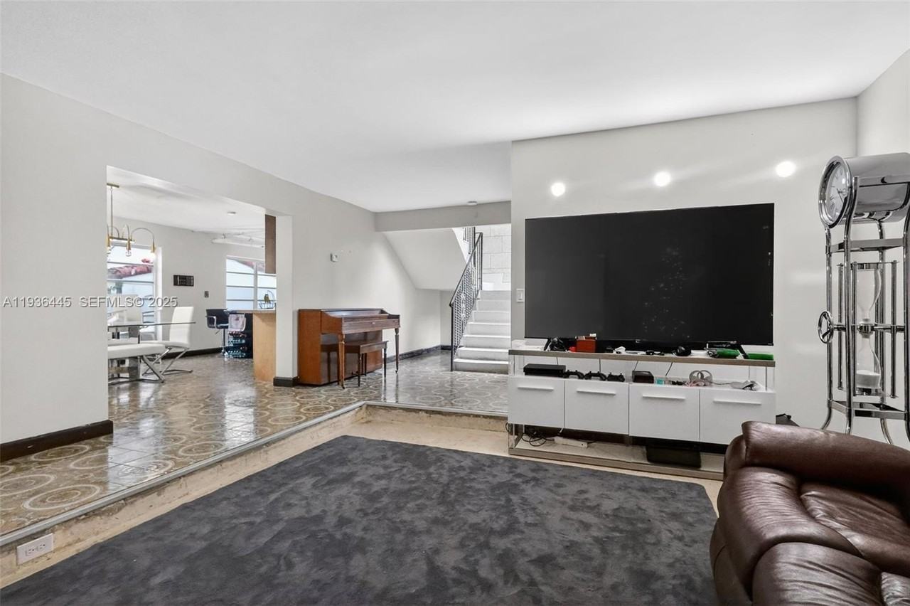 135 South Dr - Photo 2 of 50