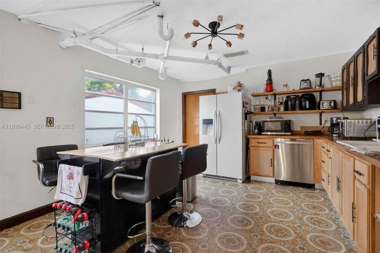 135 South Dr - Photo 4 of 50