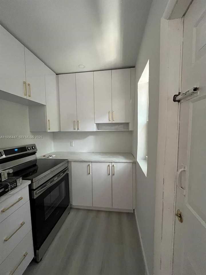 610 Sw 13th Ave #4 - Photo 2 of 10