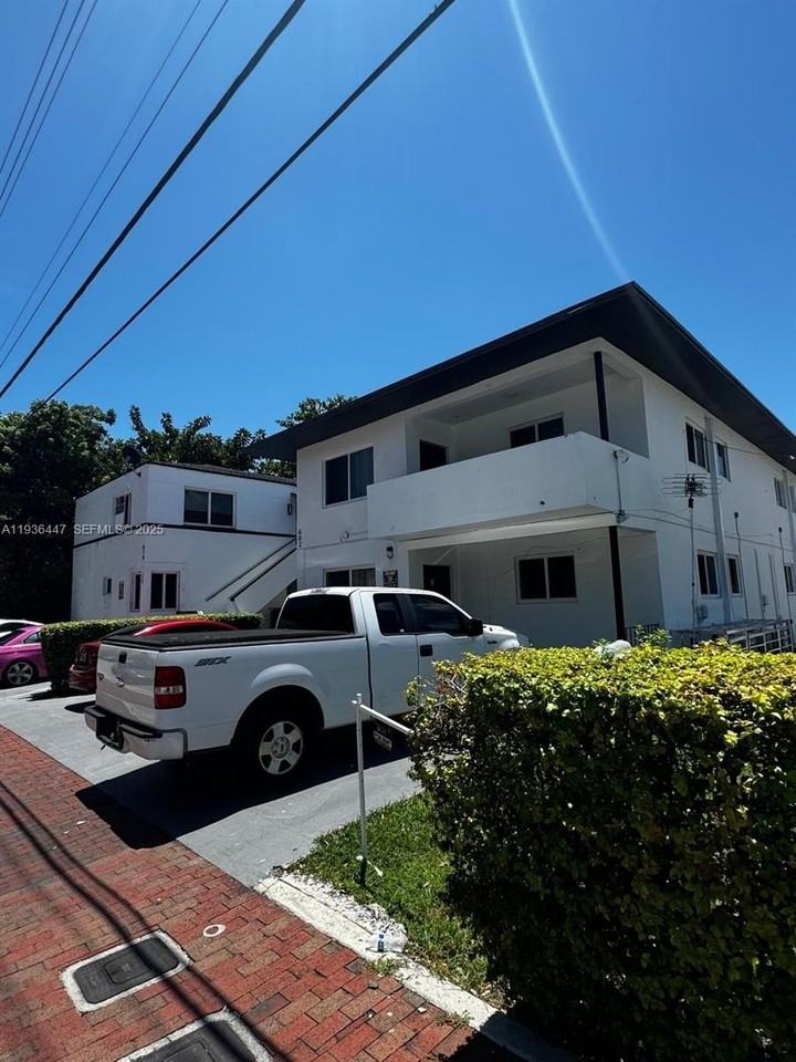 610 Sw 13th Ave #4 - Photo 5 of 10