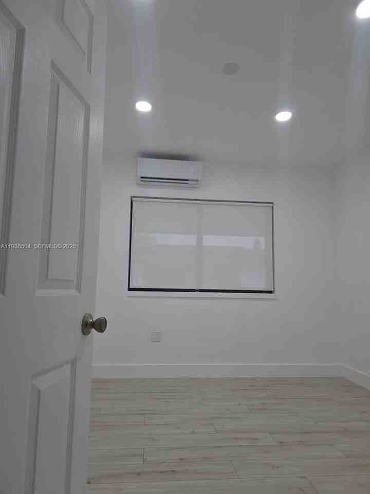 14410 Ne 5th Pl #4 - Photo 3 of 13