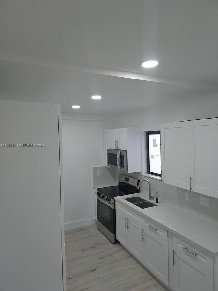 14410 Ne 5th Pl #4 - Photo 7 of 13