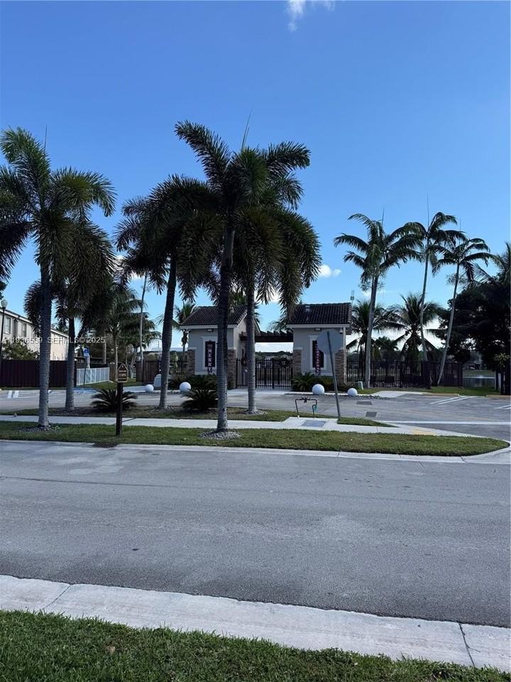 904 Sw 154th Path #0 - Photo 4 of 18