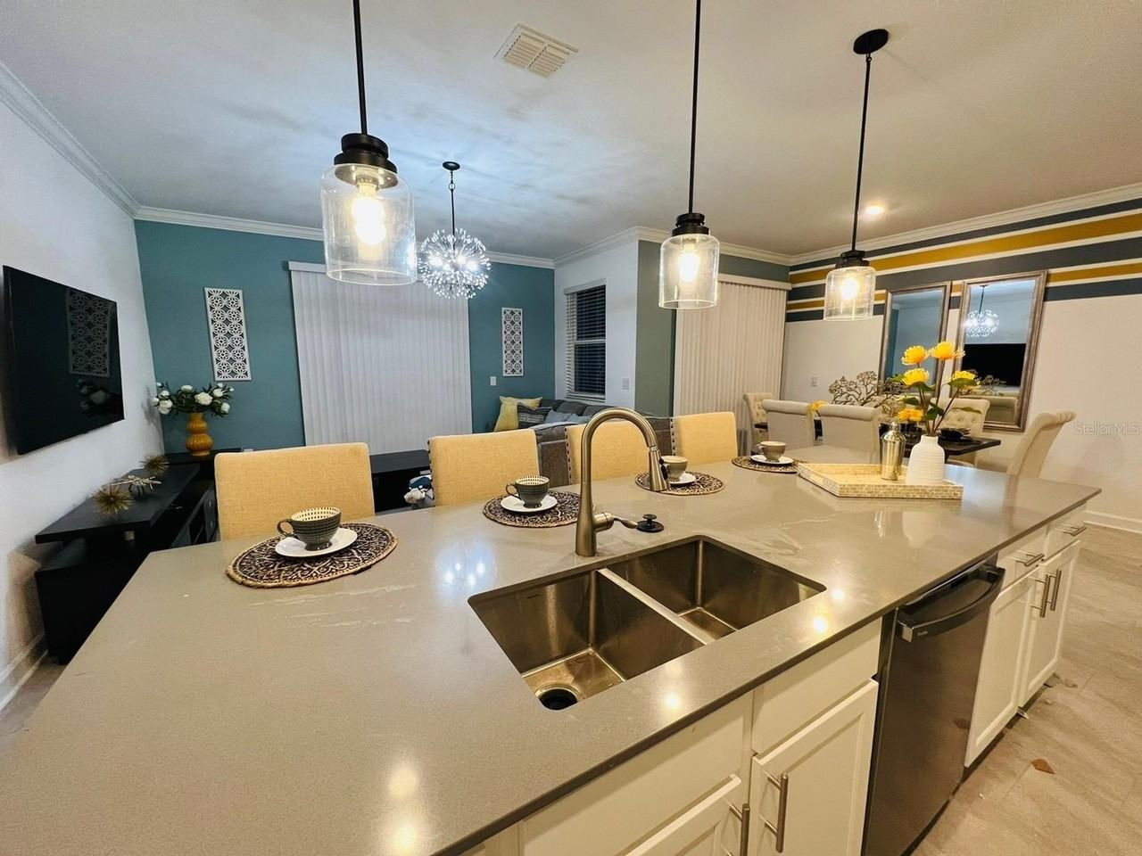 956 Leader St - Photo 2 of 13