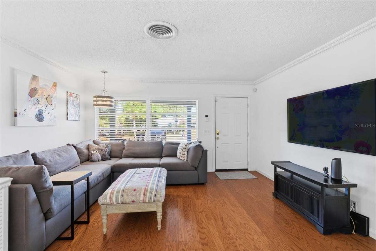 2039 Pine Ridge Dr - Photo 4 of 35