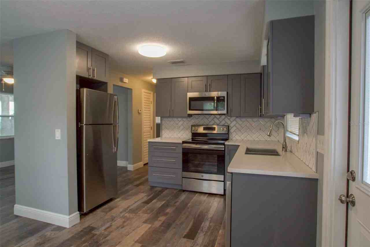 715 Bay St - Photo 3 of 19