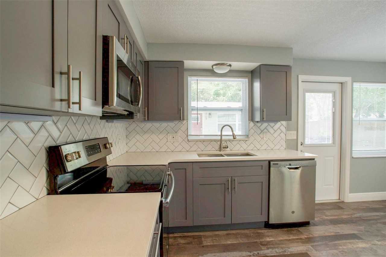 715 Bay St - Photo 5 of 19