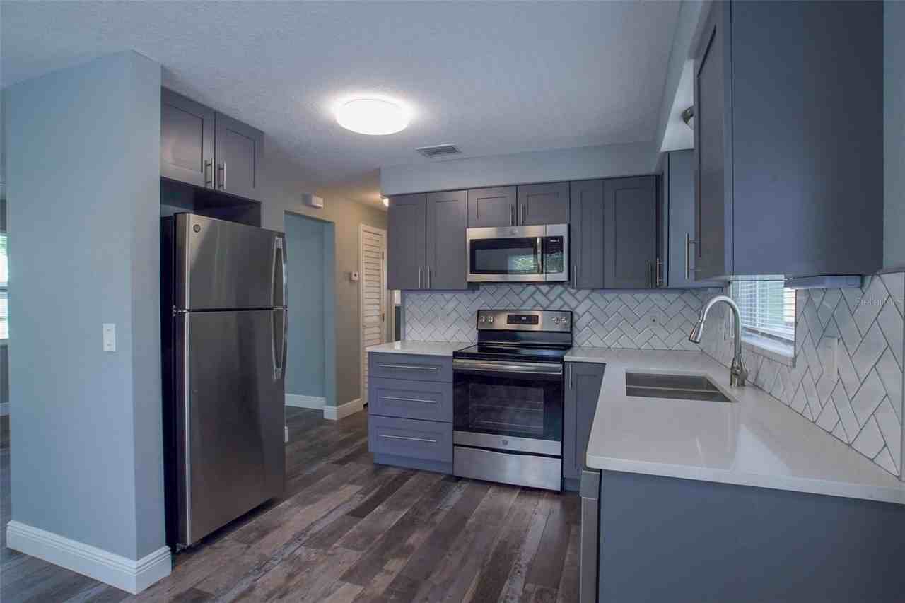 715 Bay St - Photo 6 of 19