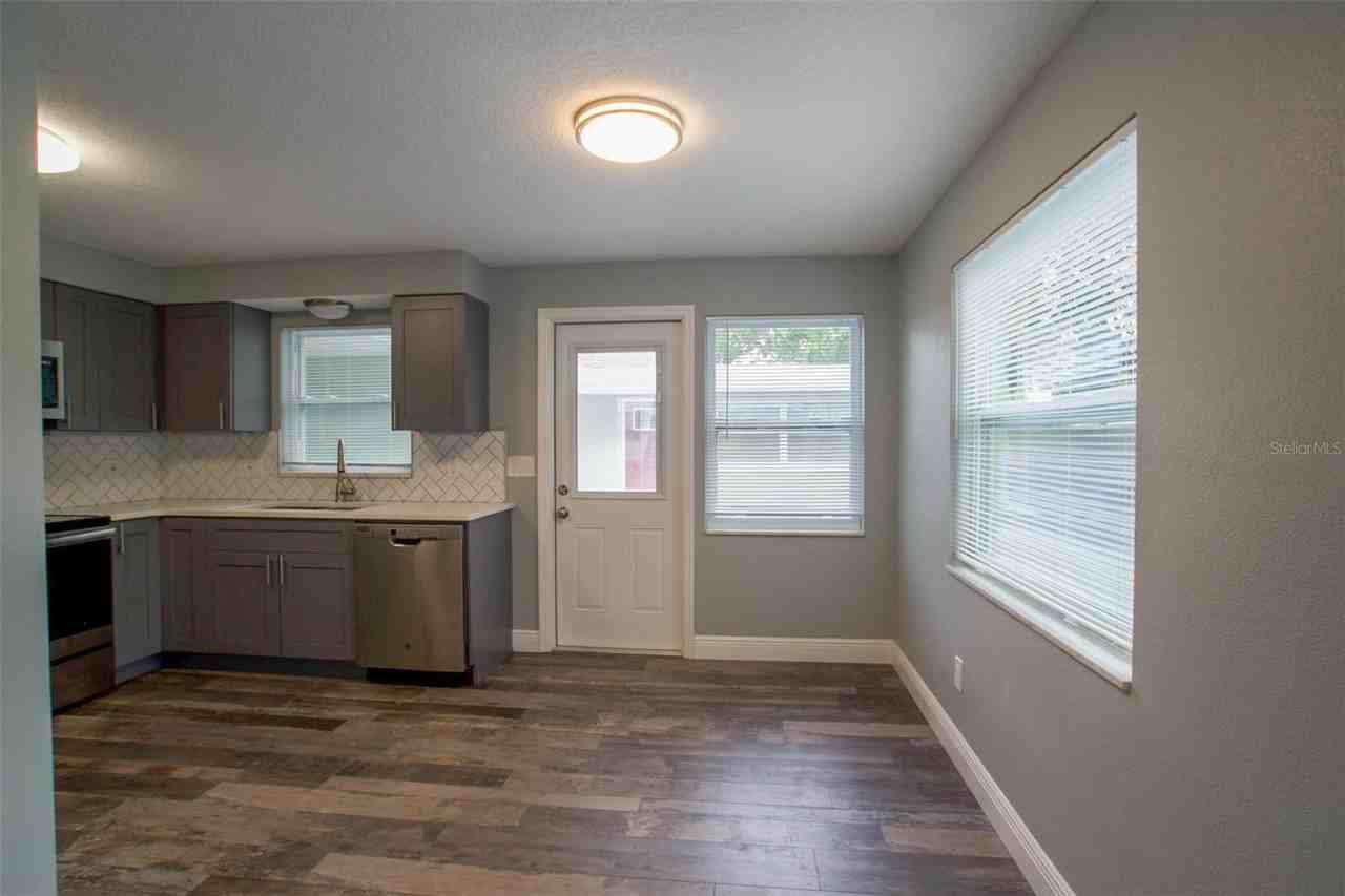 715 Bay St - Photo 7 of 19