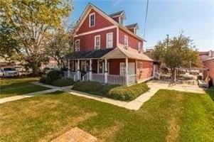 featured image of 208 E Charles St #2