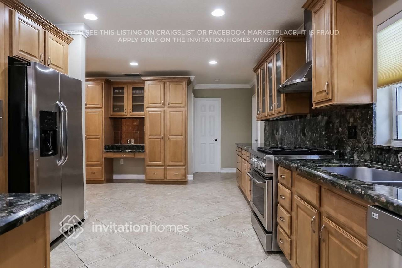 835 Nw 7th St - Photo 7 of 21