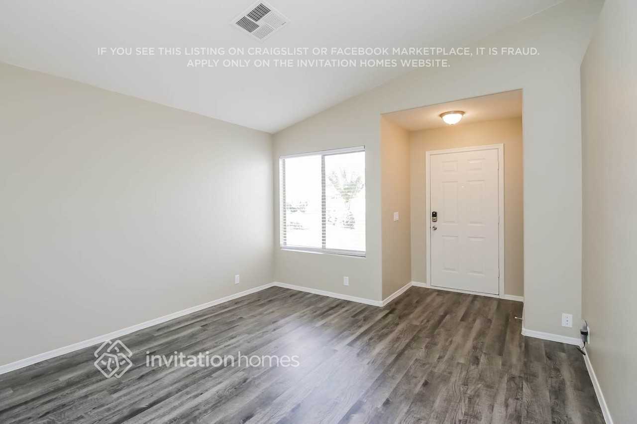 15725 W Smokey Dr - Photo 2 of 14