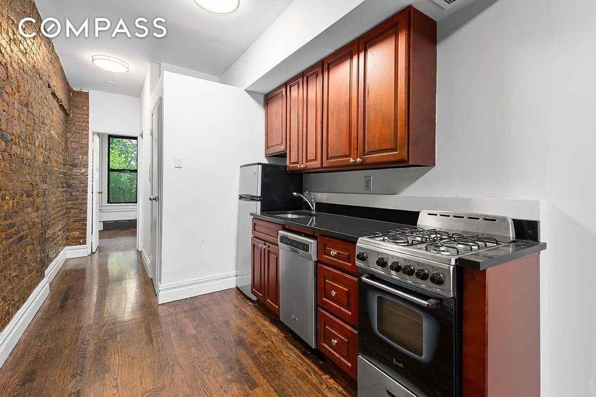 633 E 6th St #4W - Photo 2 of 5