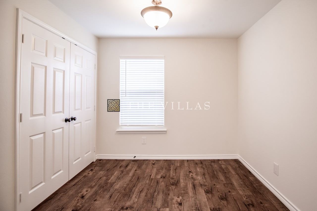 127 Costa Del Oro St - Photo 5 of 20