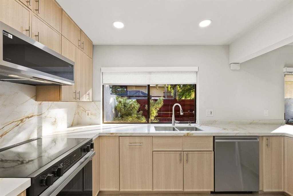 3012 Willow Ln - Photo 2 of 36