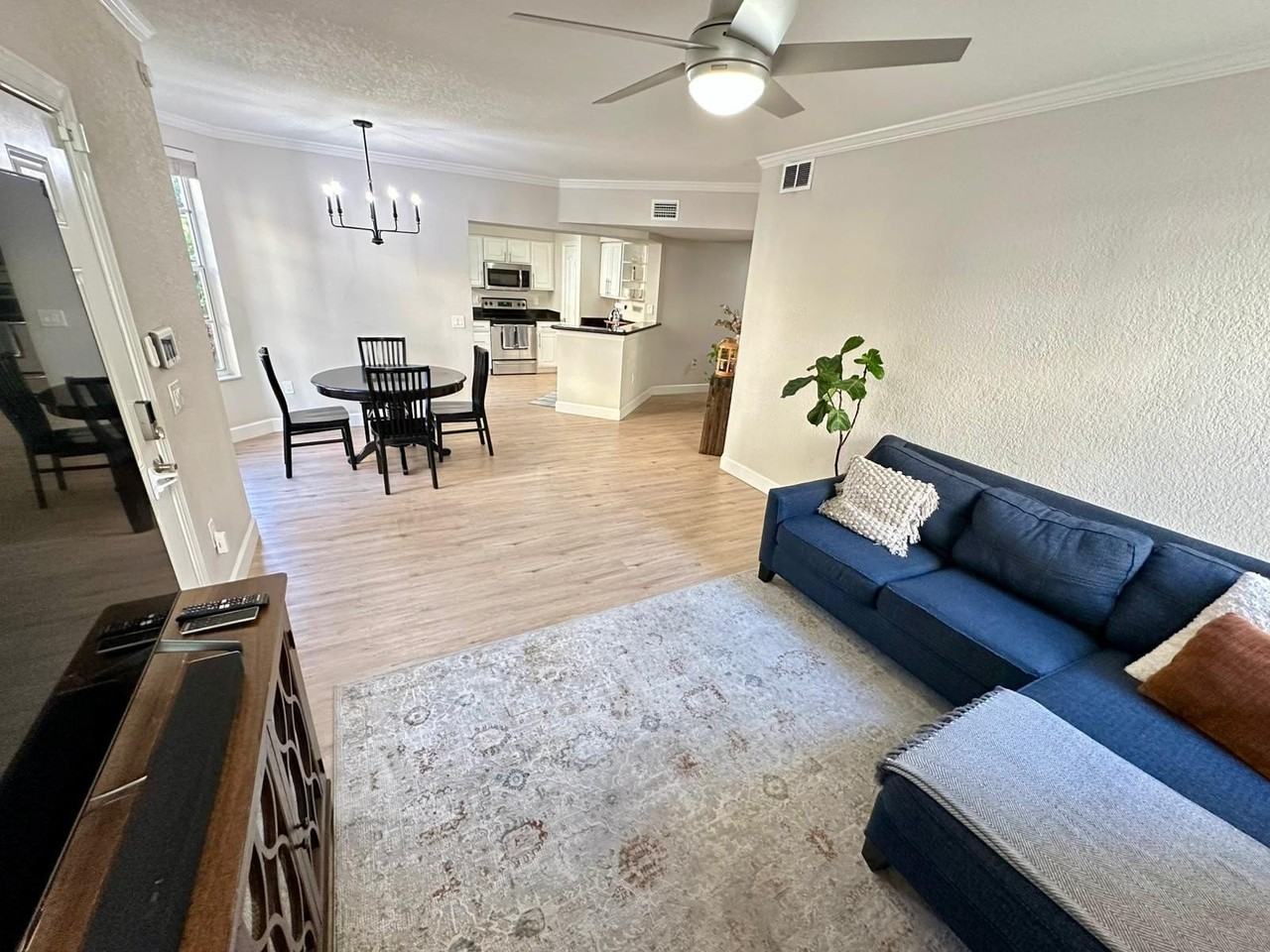 1809 Belmont Pl - Photo 4 of 37