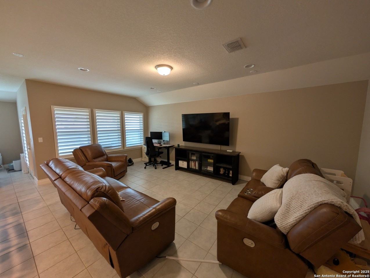 7631 Pecos Rdg - Photo 2 of 27