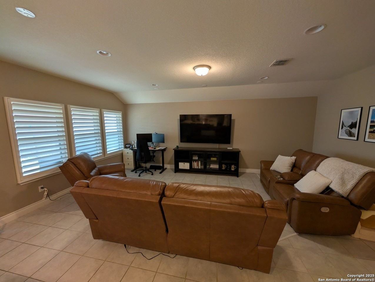 7631 Pecos Rdg - Photo 4 of 27