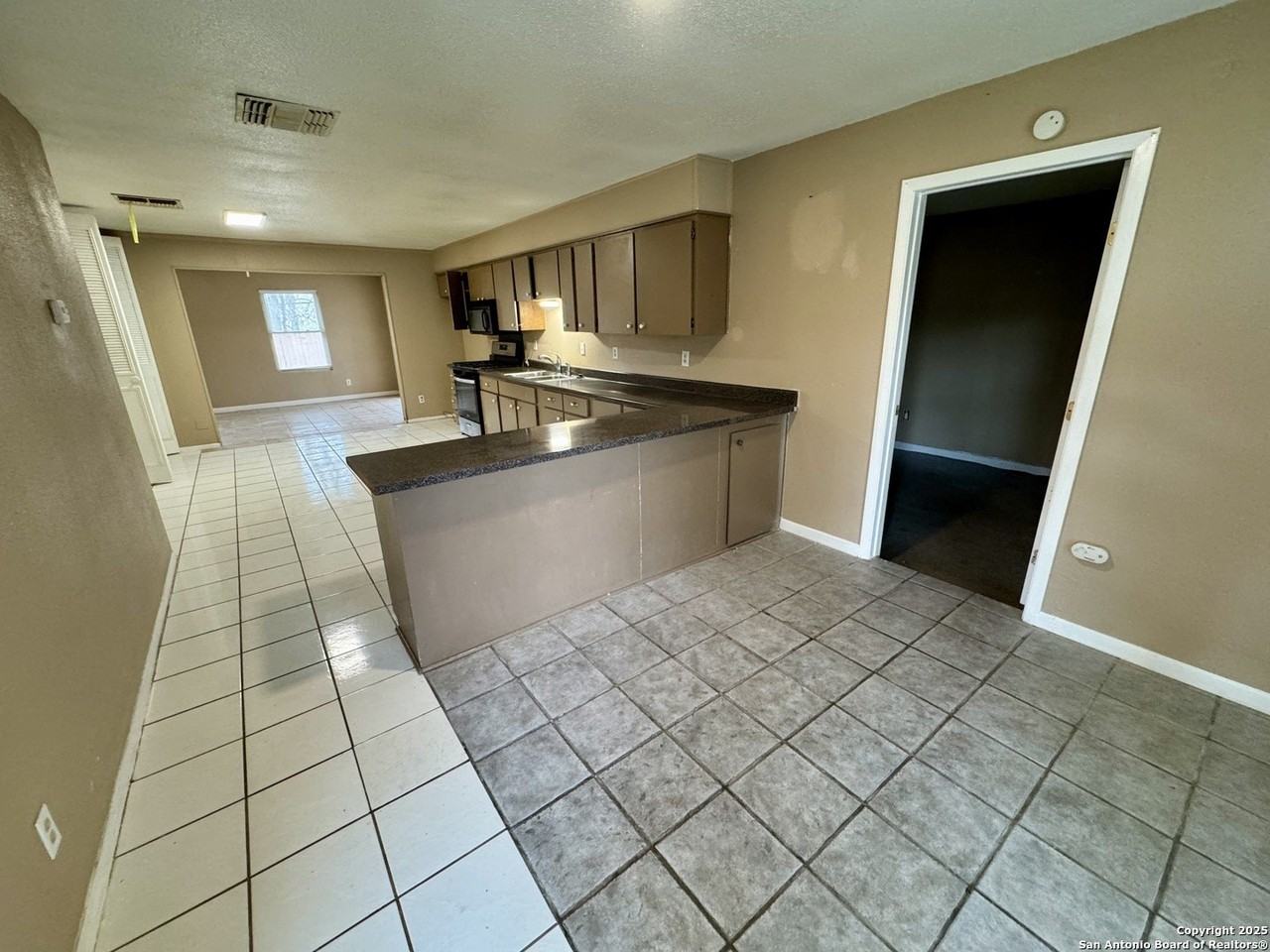 146 Stapleton St - Photo 4 of 28