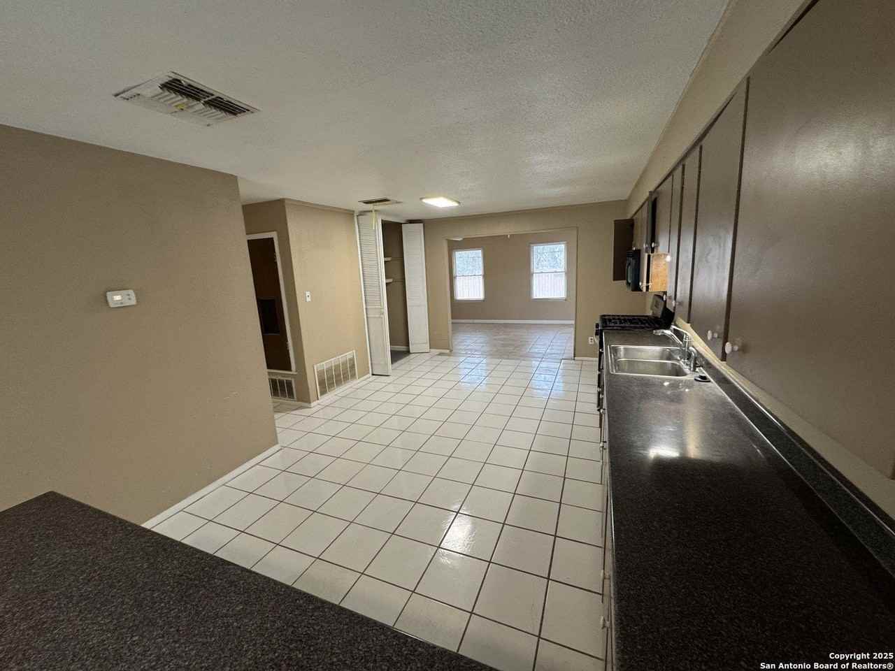 146 Stapleton St - Photo 5 of 28