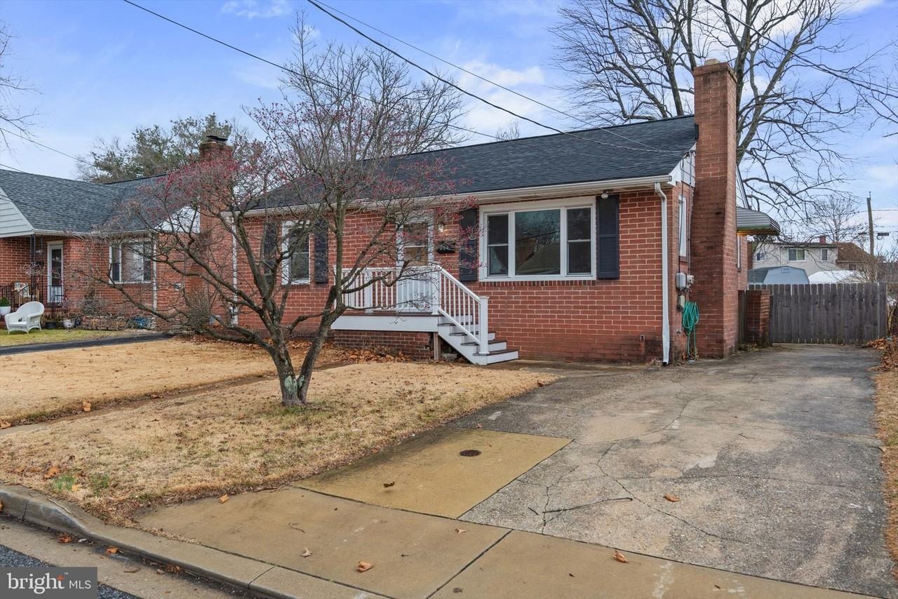 304 Newfield Rd - Photo 3 of 34