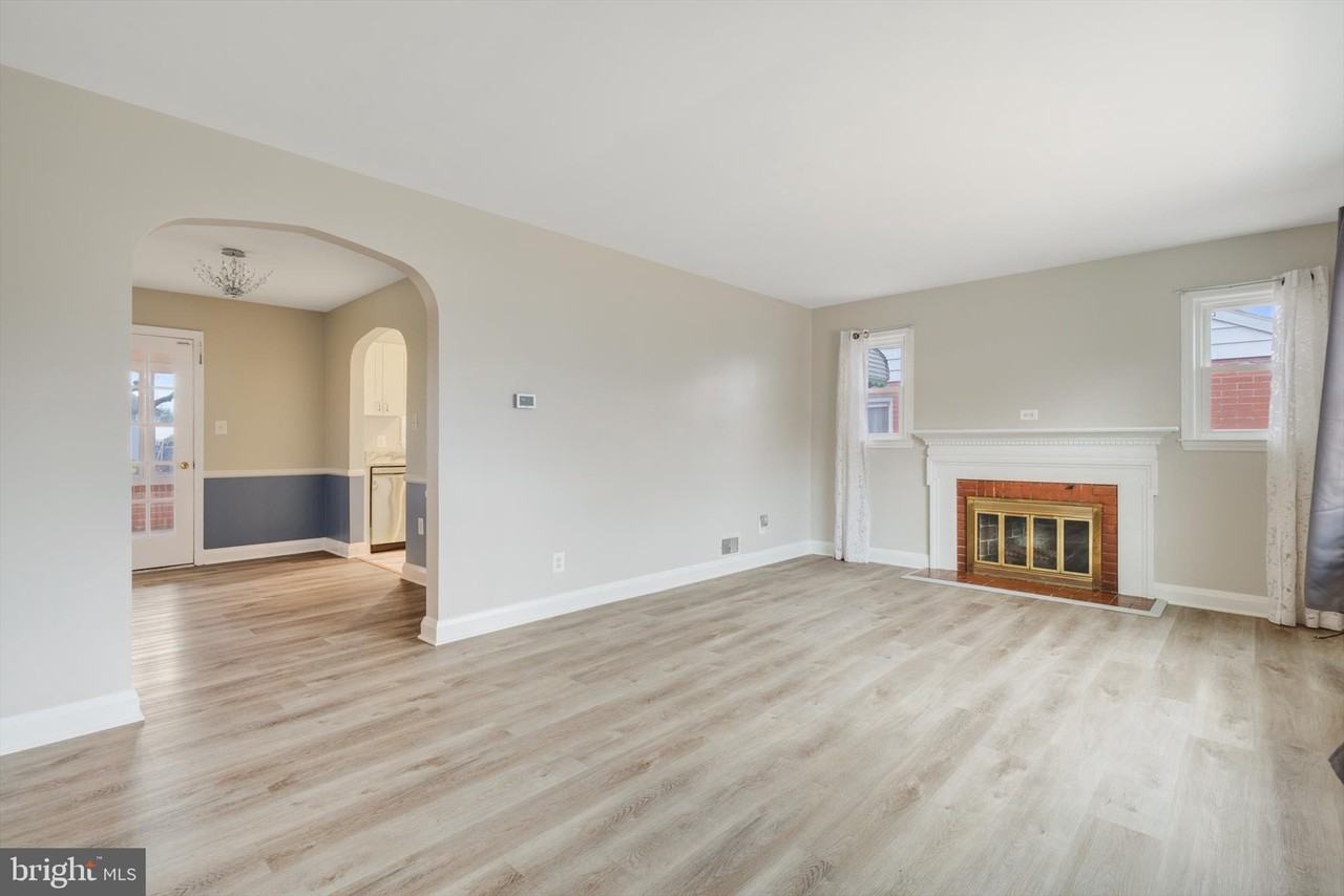 304 Newfield Rd - Photo 4 of 34