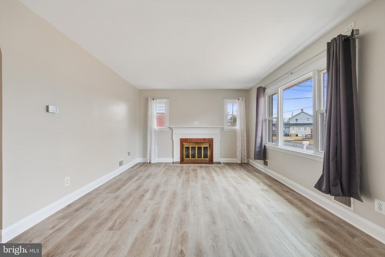 304 Newfield Rd - Photo 5 of 34