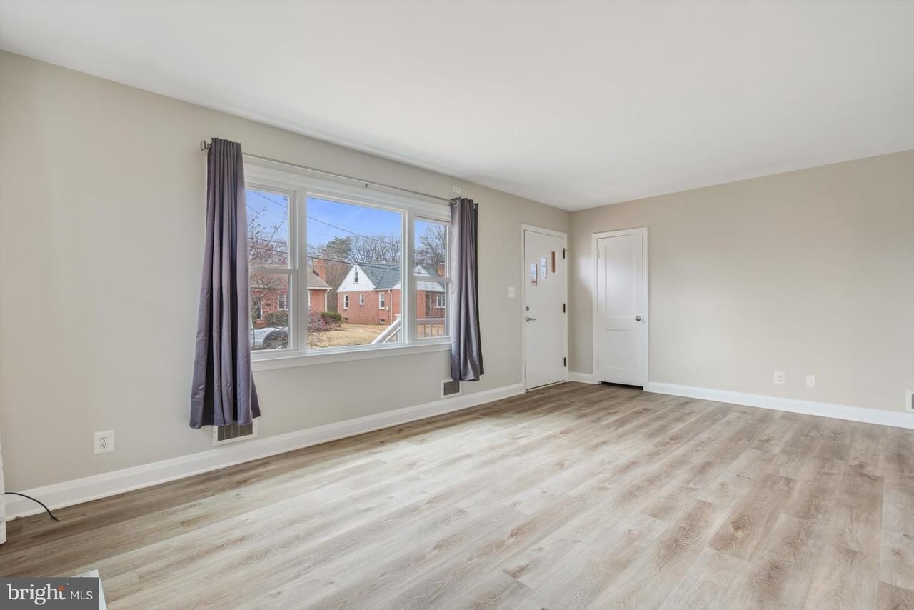 304 Newfield Rd - Photo 6 of 34