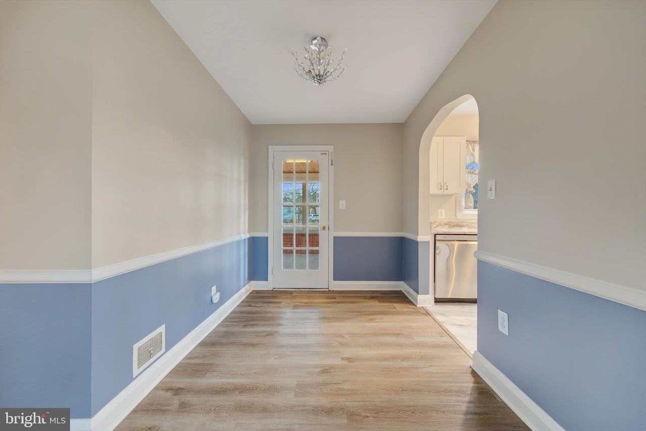 304 Newfield Rd - Photo 7 of 34