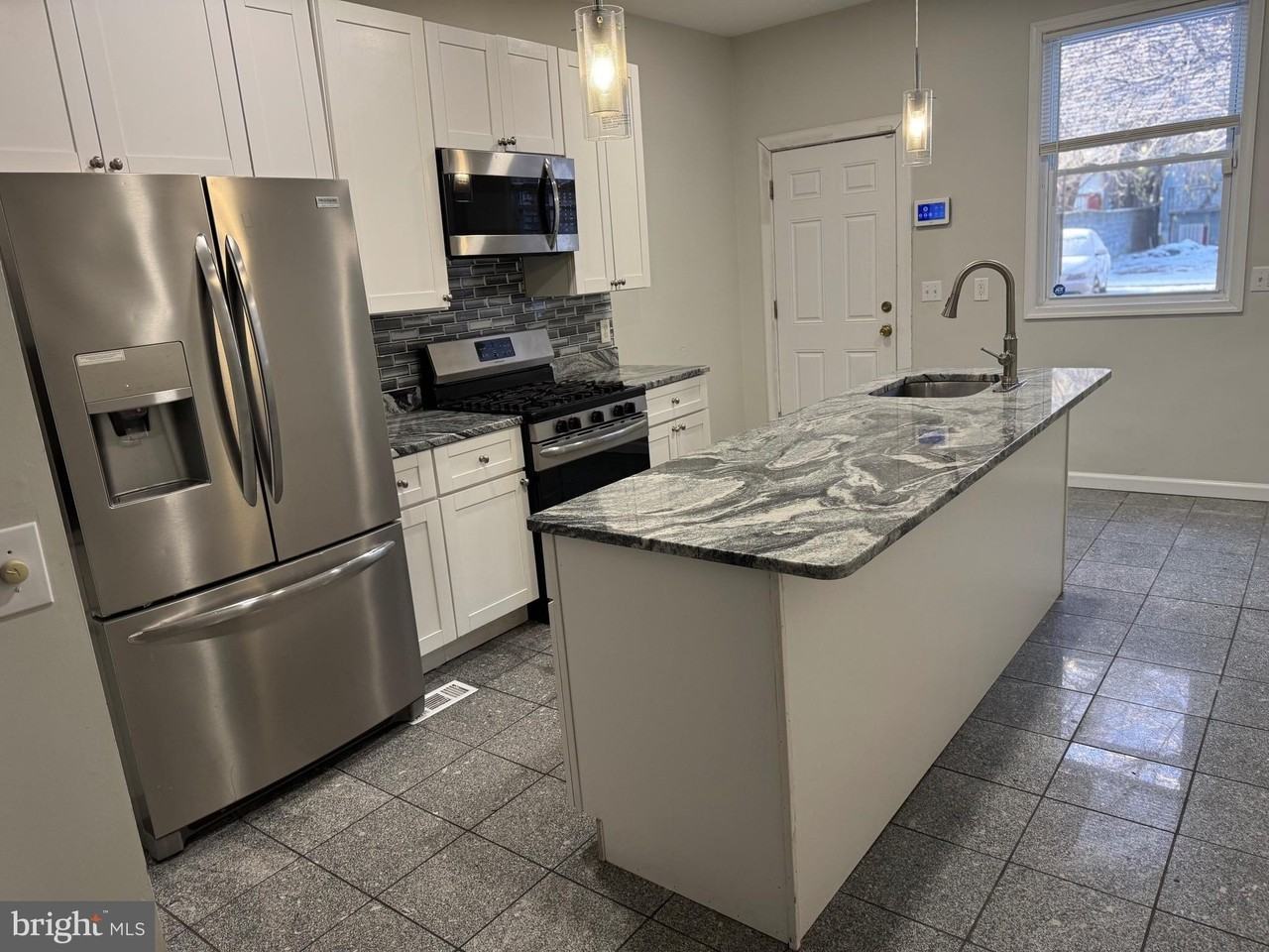 1408 1/2 Madison Ave - Photo 2 of 50