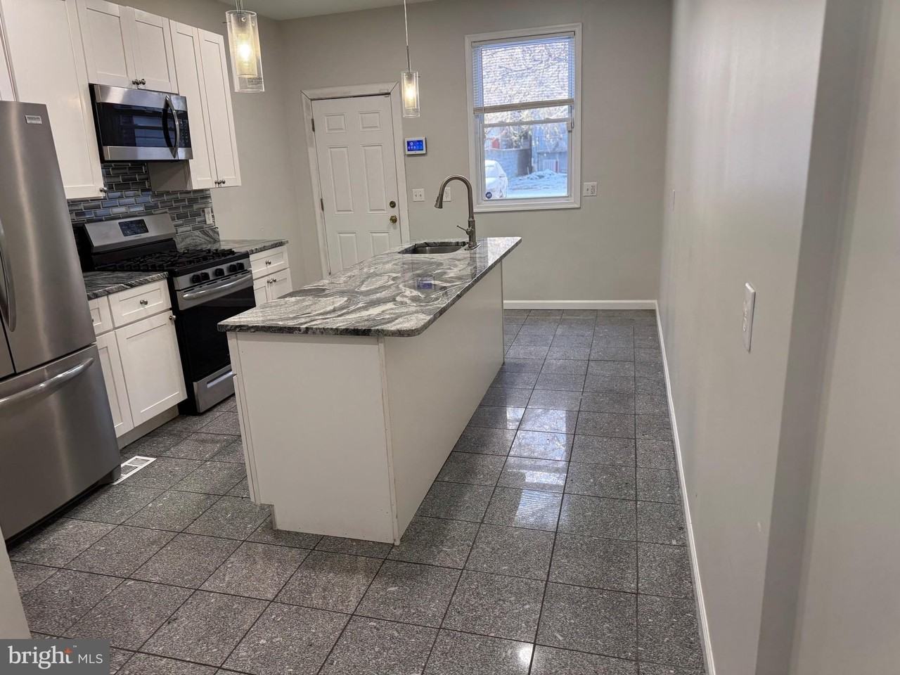 1408 1/2 Madison Ave - Photo 3 of 50