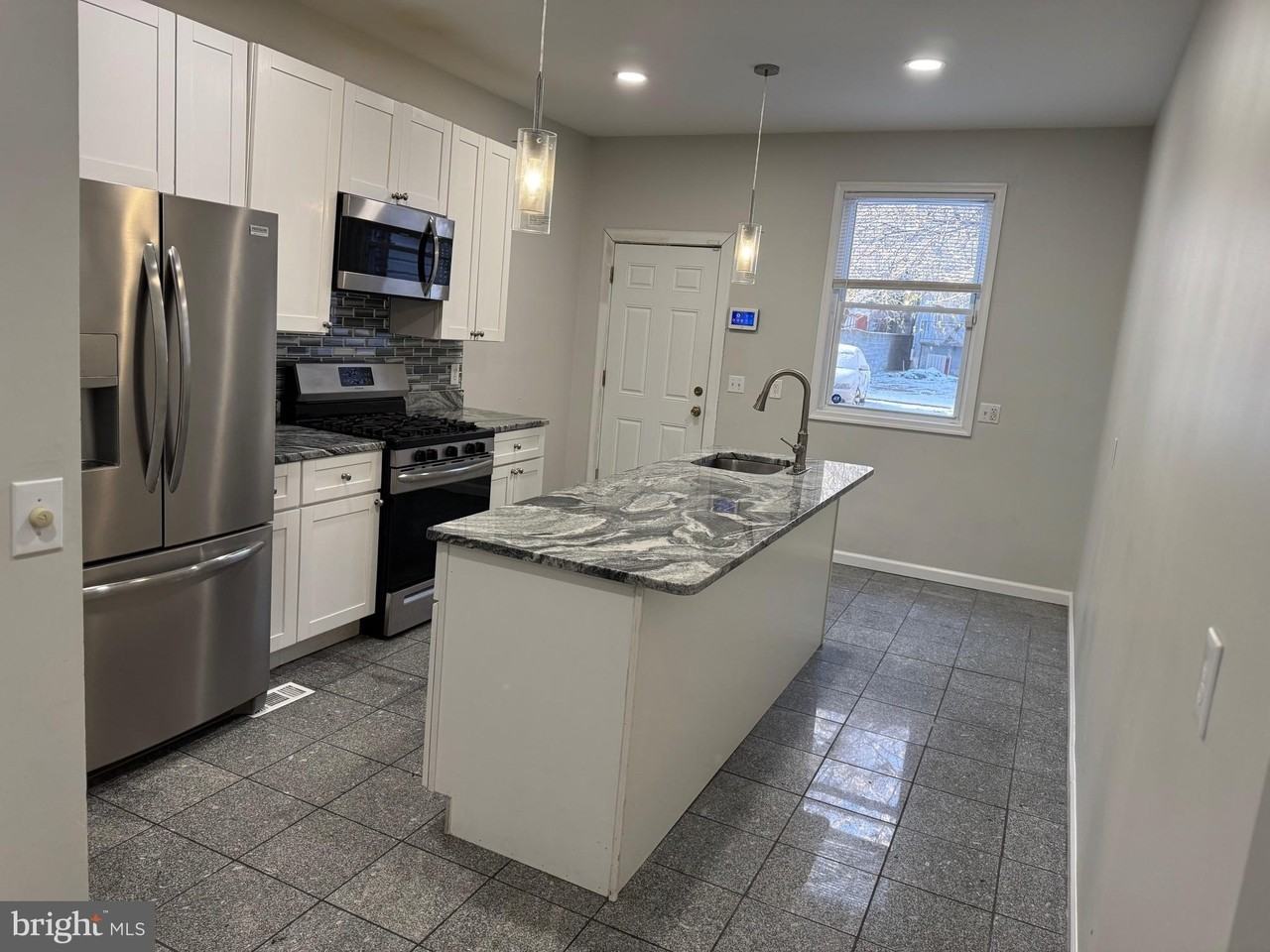 1408 1/2 Madison Ave - Photo 4 of 50