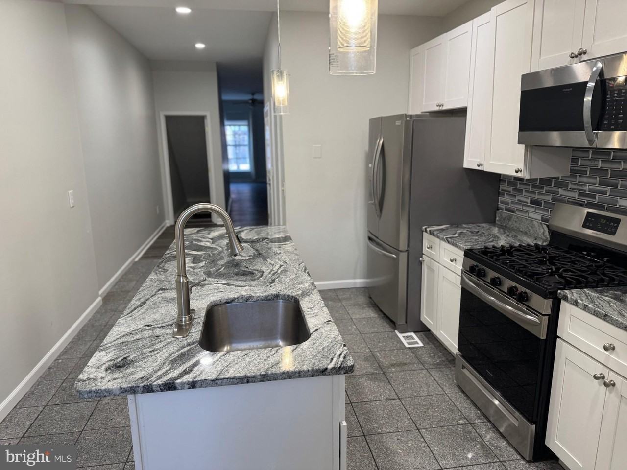 1408 1/2 Madison Ave - Photo 5 of 50