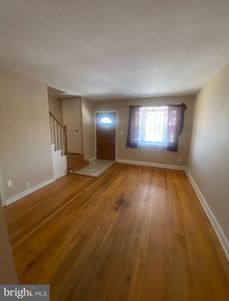 518 Chalcot Sq - Photo 3 of 17