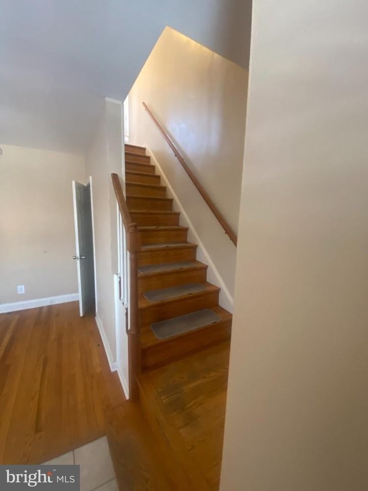 518 Chalcot Sq - Photo 5 of 17