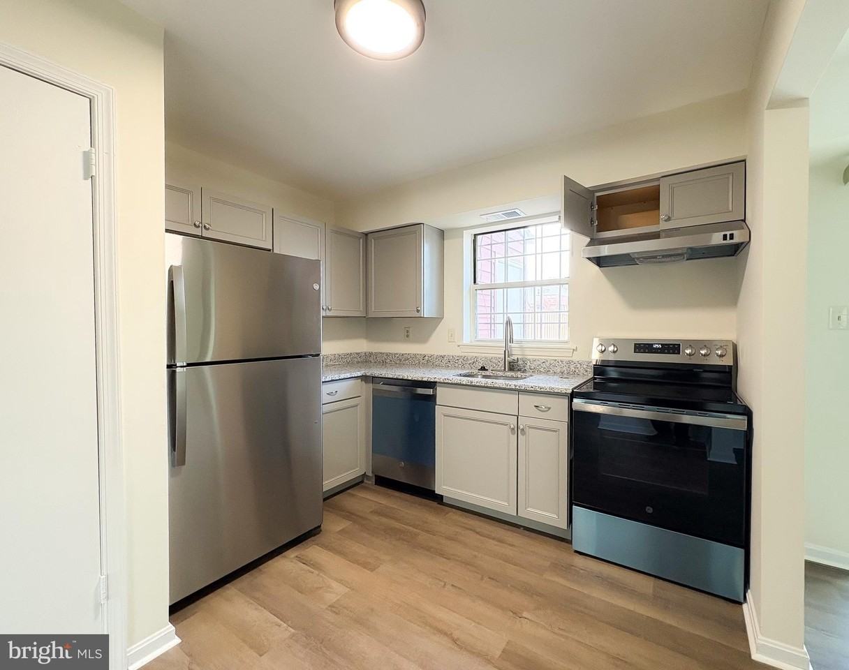 1021 Saint Michaels Dr - Photo 4 of 10