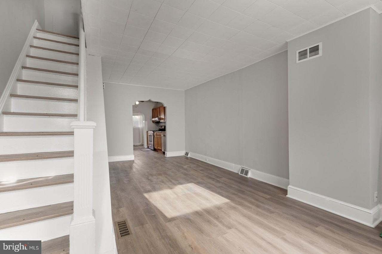 103 Daly St - Photo 4 of 23