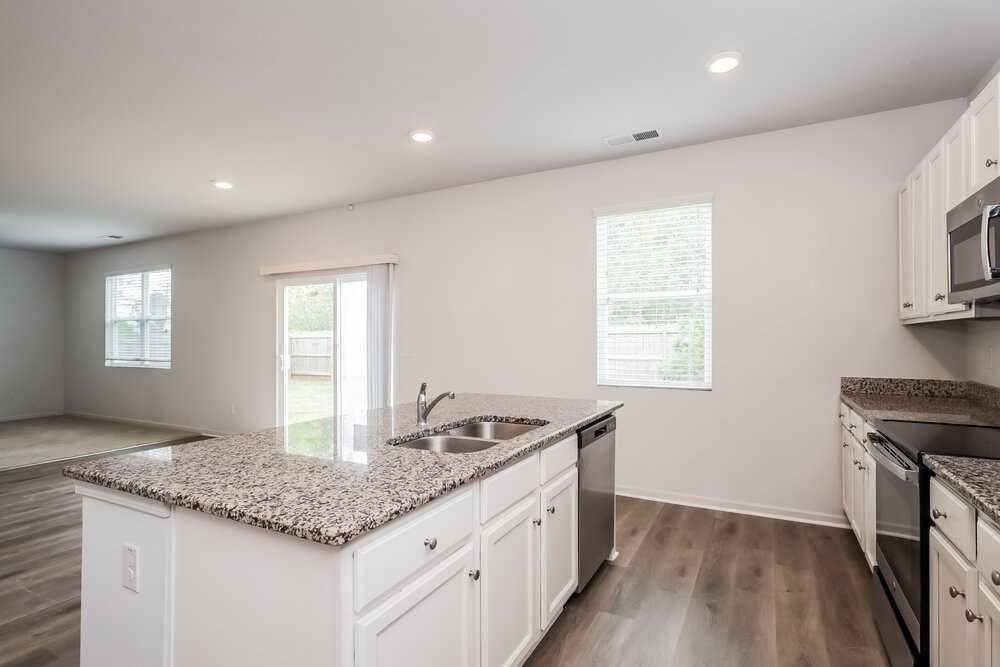 371 Hamilton Pointe Dr - Photo 7 of 17