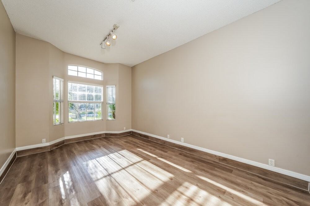 984 Lake Breeze Dr - Photo 4 of 16