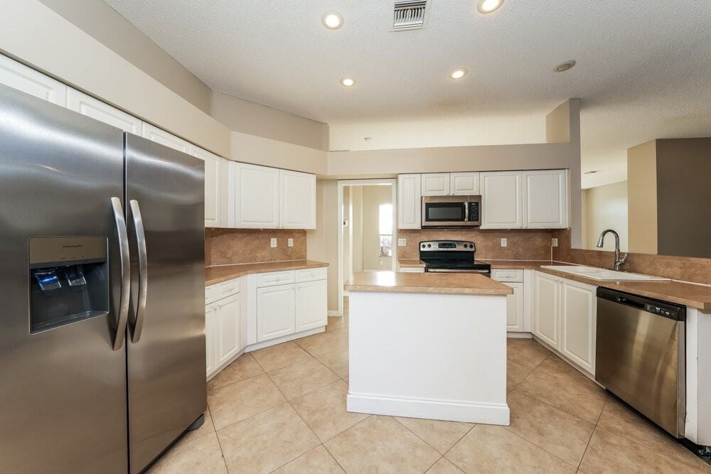 984 Lake Breeze Dr - Photo 5 of 16