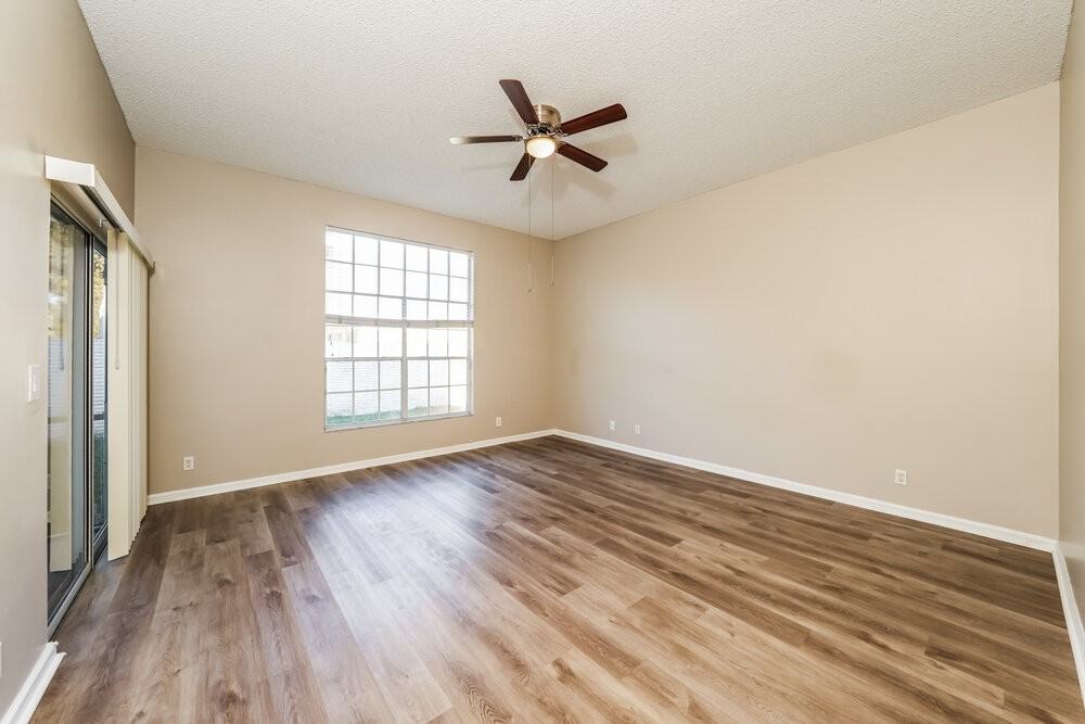 984 Lake Breeze Dr - Photo 7 of 16