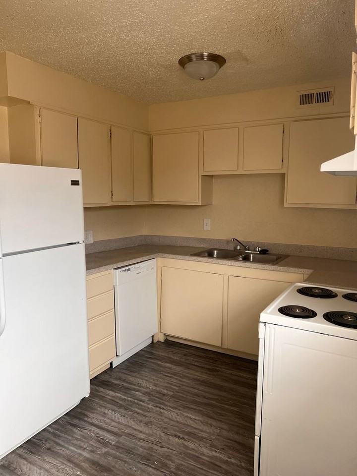 4741 NW Motif Manor Blvd - Photo 2 of 9