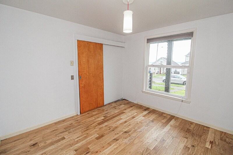 1421 Grand Ave - Photo 7 of 39