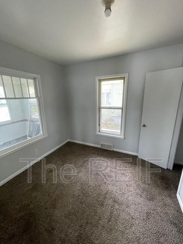 1553 Illinois Ave - Photo 3 of 13