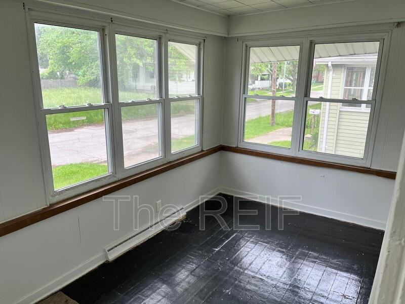 1553 Illinois Ave - Photo 4 of 13